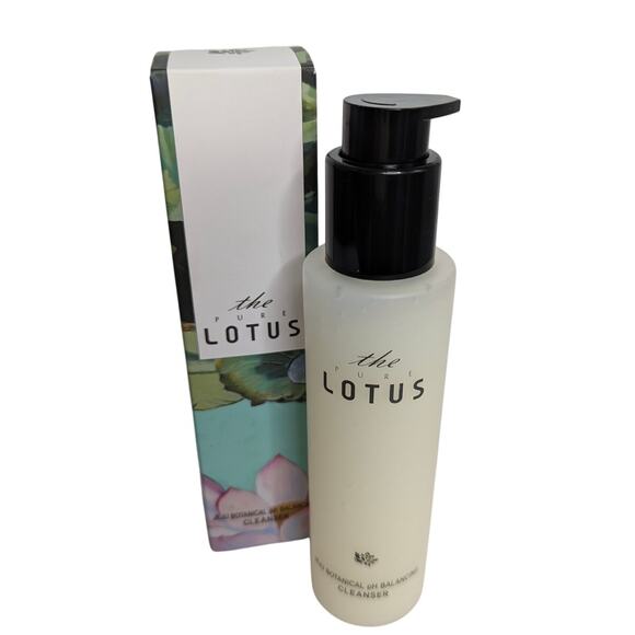 Korean Beauty The Pure Lotus Jeju Botanical pH Balancing Cleanser - Picture 2 of 9